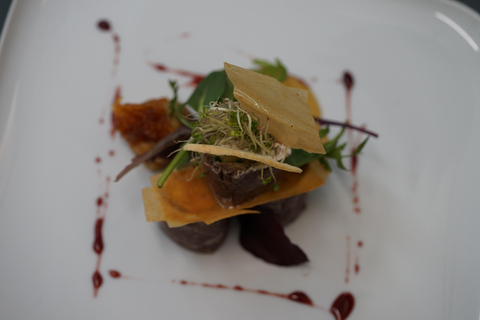 عشاء رومانسي على ضوء الشموع مع كريمون، 5 أطباق مع النبيذتناول الطعام