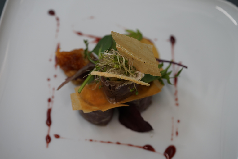 عشاء رومانسي على ضوء الشموع مع كريمون، 5 أطباق مع النبيذتناول الطعام