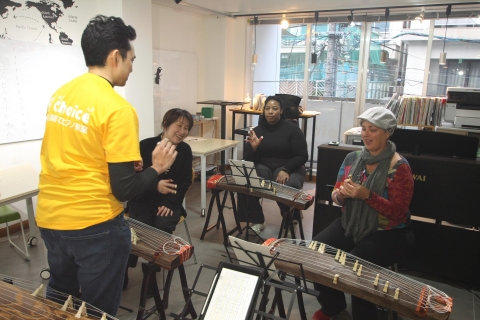 Lección vivencial del instrumento japonés "Koto".