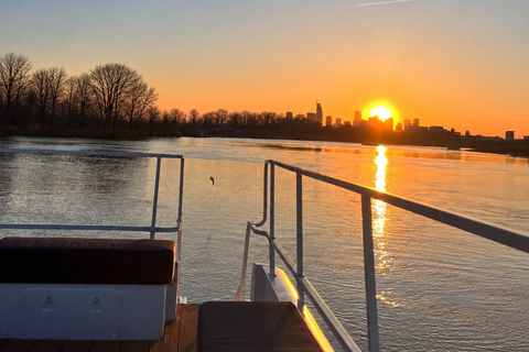 Warsaw: Heated Private Cruise - Food & Unlimited Mulled Wine