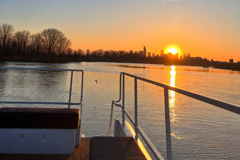 Warsaw: Heated Private Cruise - Food & Unlimited Mulled Wine