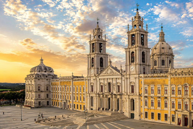 Da Lisbona: tour di 1 giorno a Mafra, Ericeira e al Palacio de Queluz