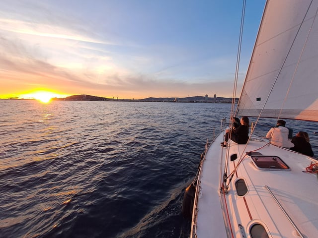 Barcelona: Sailing tours con capitán local, bebidas y snacks