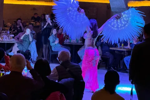 Noite turca na Capadócia com traslado, jantar e bebidas ilimitadas