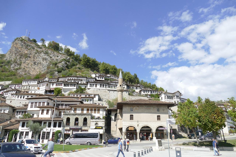 Berat, città UNESCO e lago Belsh /con pranzo da Tirana/DurresBerat, città UNESCO e lago Belsh - Tour di un giorno da Tirana/Durres