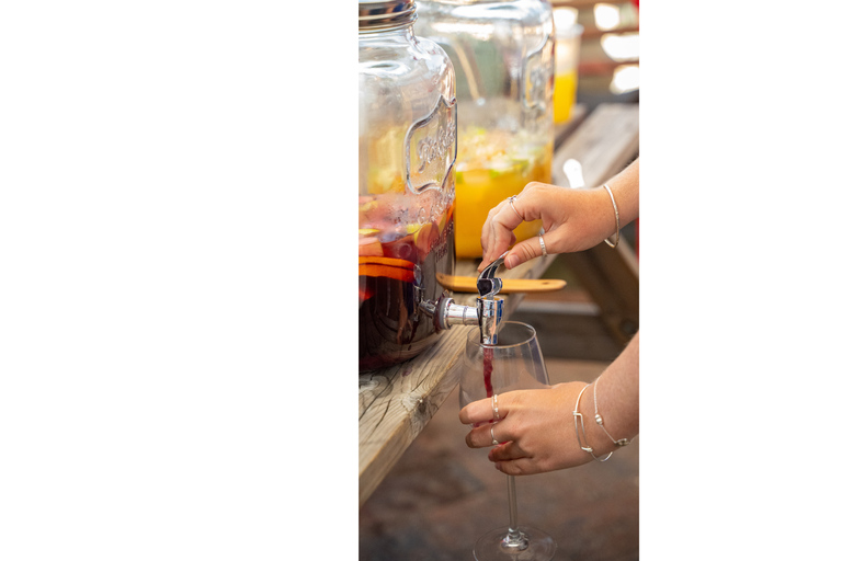 Sevilla: Rooftop Salsa Class with Bottomless Sangria