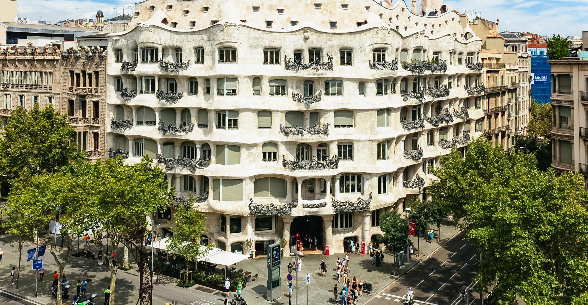 Barcelona: Casa Milà Early-Morning Access Guided Tour