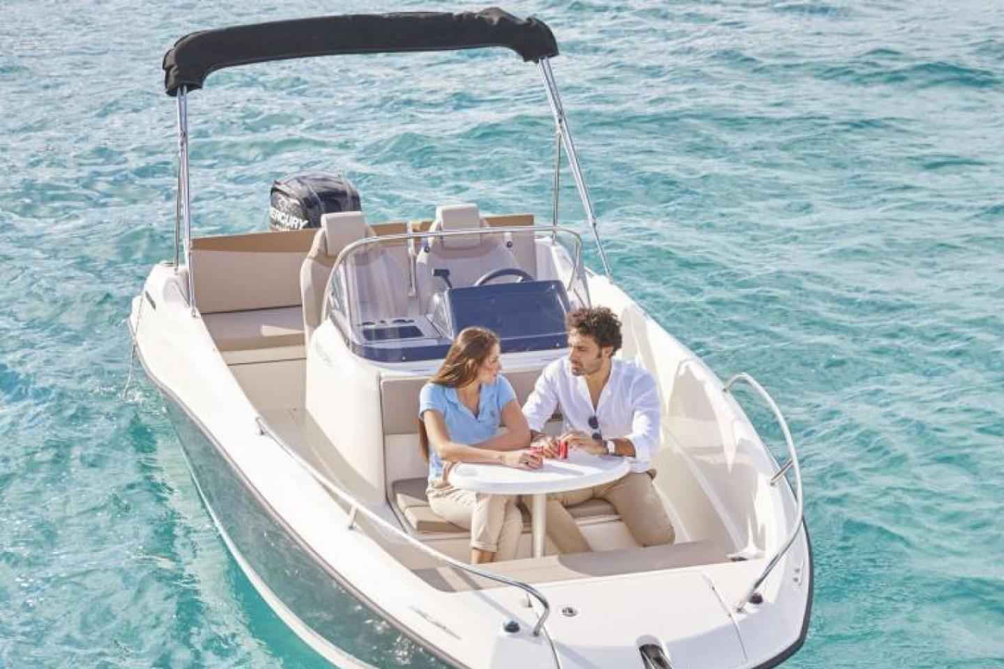 克尔克/杜纳特：租赁奎克银605敞篷游艇