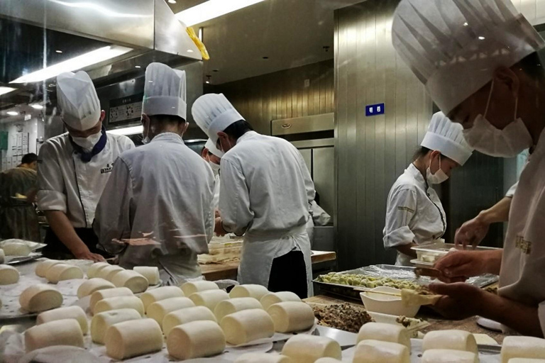 Degustazione privata di cibo di strada e passeggiata nel centro storico di Shanghai