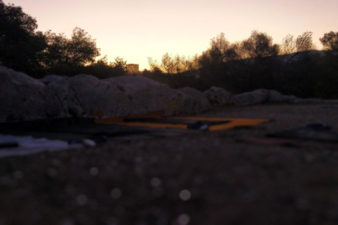 Mityczna joga i medytacja w Atenach o wschodzie i zachodzie słońcaAkropol w Atenach Mityczna joga i medytacja Wschód i zachód słońca