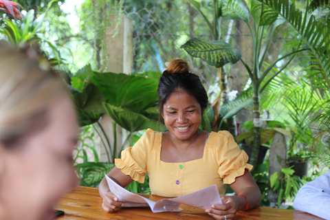 Maak etherische olie met een dorpsherbalist in de buurt van Phnom PenhMaak etherische olie met een kruidendokter in een dorpje bij Phnom Penh