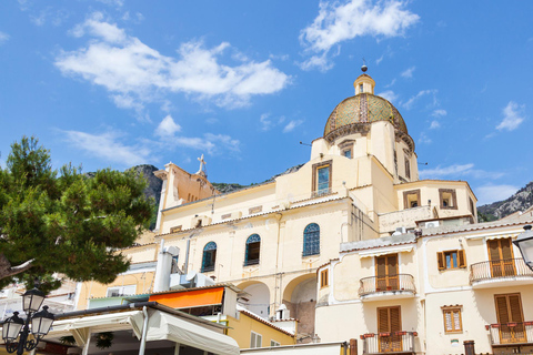 Positano&#039;s Kerstpracht: Een feestelijke culturele wandeling