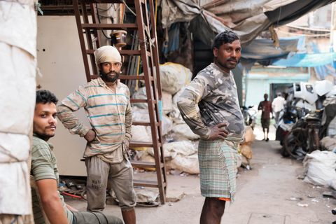 Mumbai: tour guidato a piedi dello slum di Dharavi con la prima guida femminileVisita a Dhobhi Ghat + viaggio in treno locale + tour dello slum di Dharavi