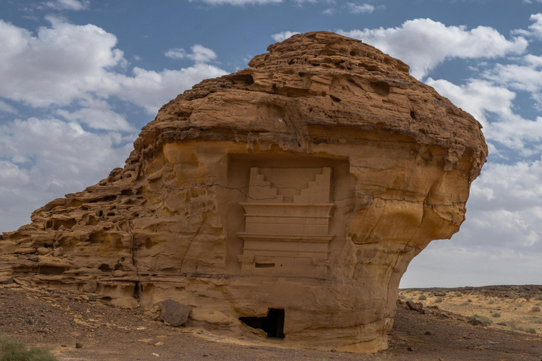 From Madinah: AlUla 2-Day Private Tour with Hotel Stay 2-Day AlUla Tour — Premium Hotel Stay