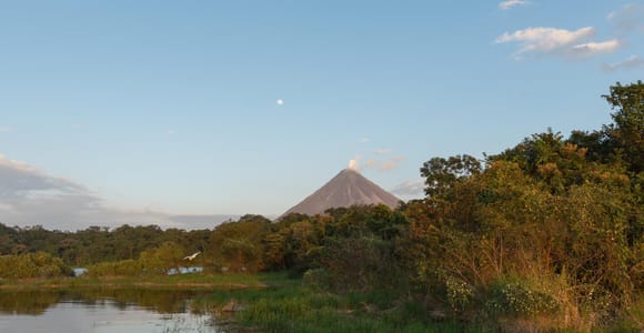 La Fortuna & Monteverde: Lake Arenal Boat & Hot Springs Tour
