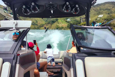 Guatapé: Wakeboarding and Wakesurfing Experience