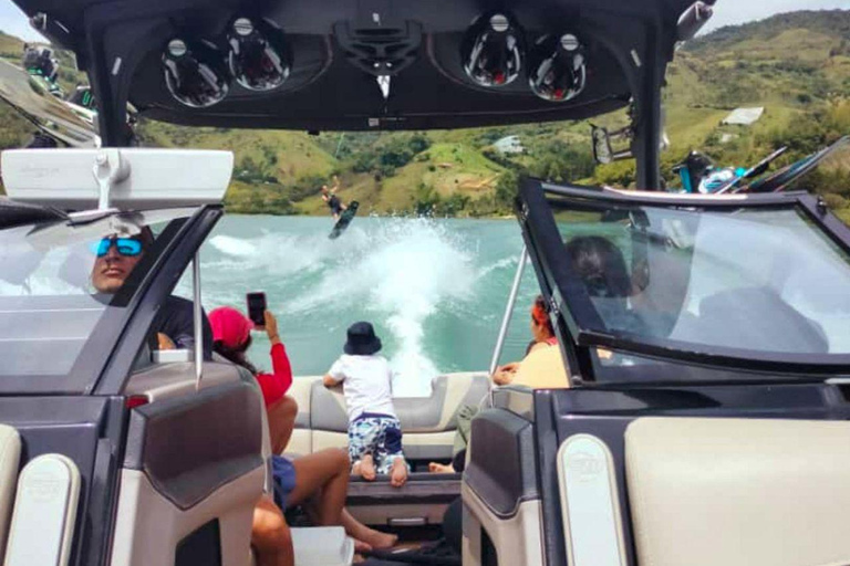 Guatapé: Wakeboarding and Wakesurfing Experience