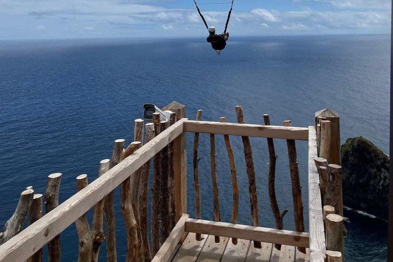 Madera: wycieczka jeepem z tyrolką, huśtawką i wulkanicznymi basenamiMadera: wycieczka jeepem z tyrolką, huśtawką i basenami wulkanicznymi