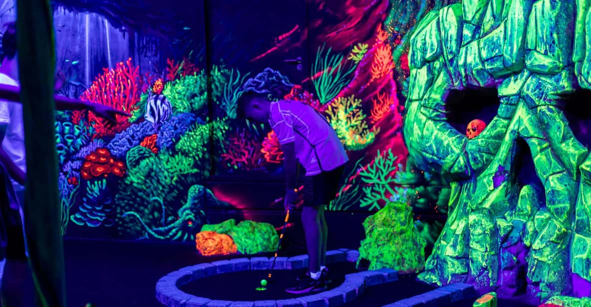 Afbeelding 3 van Aloha Amsterdam: 12-Hole Glow-in-the-Dark Minigolf