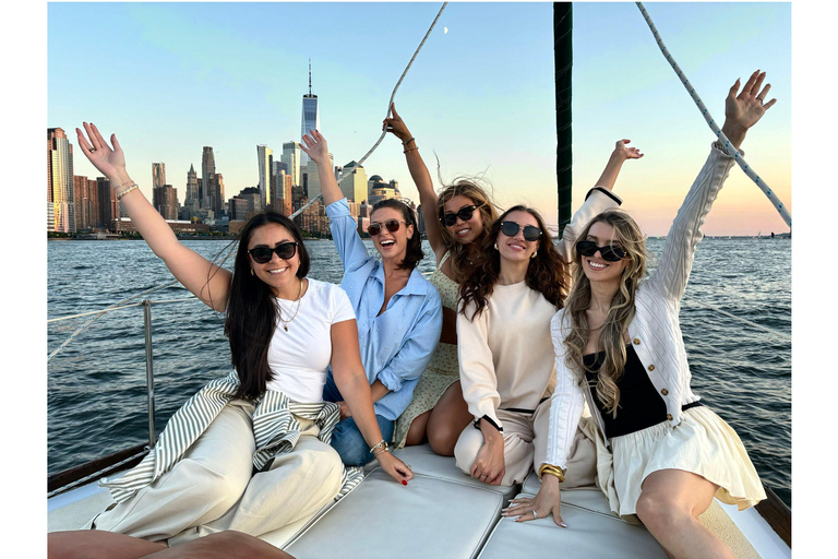 NYC- PRIVATE SAILBOAT, STATUE OF LIBERTY, MANHATTAN SKYLINE DAYTIME SAILING