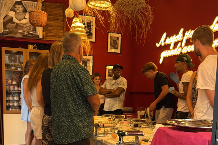 Nápoles: aula de pizza com vinho à discriçãoNápoles: aula de pizza com vinho ilimitado