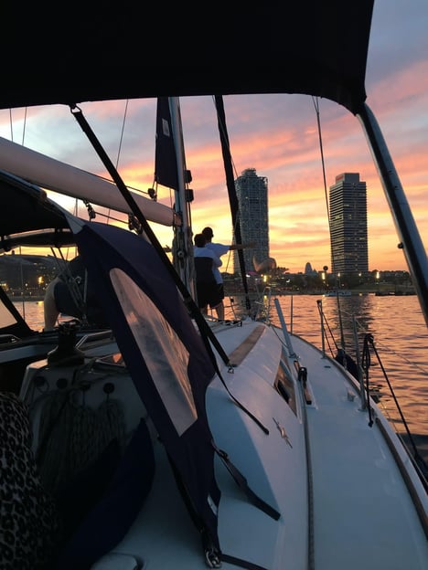 Barcelona: Paseo en barco con cava en velero increíble