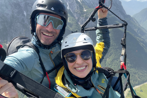 Bovec: parapendio biposto sulla valle dell&#039;IsonzoBovec: Parapendio biposto sulla Valle dell&#039;Isonzo