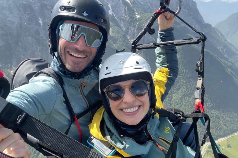 Bovec: parapendio biposto sulla valle dell&#039;IsonzoBovec: Parapendio biposto sulla Valle dell&#039;Isonzo