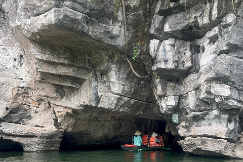 Ninh Bình: Bai Dinh, Trang An en Mua Cave dag privétourNinh Bình: Bai Dinh, Trang An en Mua Cave op de motor