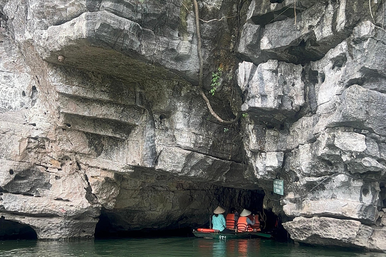 Ninh Bình: Bai Dinh, Trang An en Mua Cave dag privétourNinh Bình: Bai Dinh, Trang An en Mua Cave op de motor