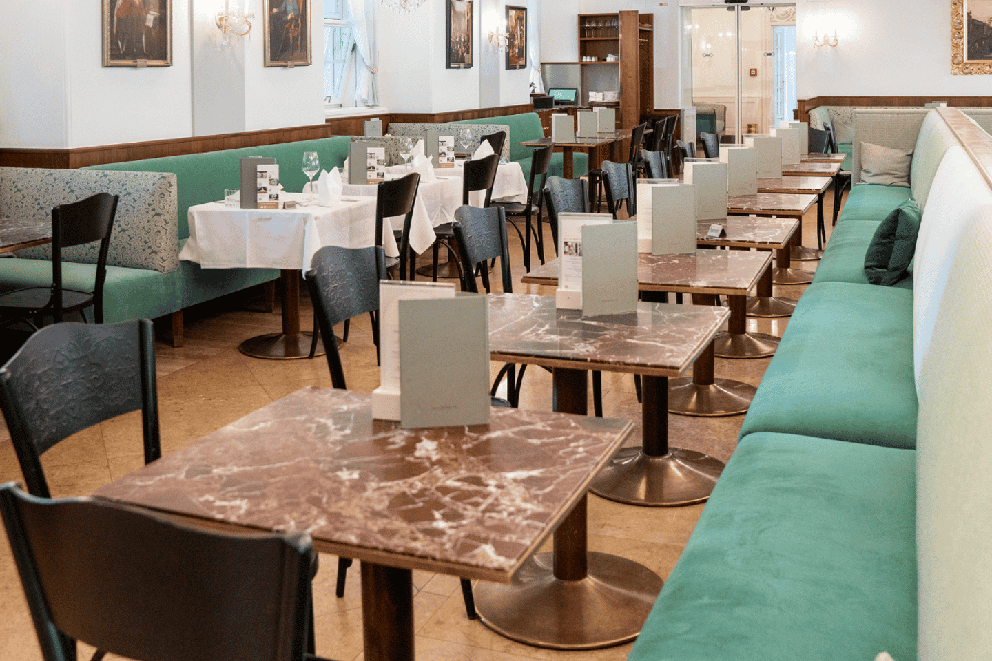 ゲルストナー王宮御用達菓子店でのウィーン料理ディナー