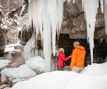 From Jasper: Maligne Canyon Guided Ice Walking Tour