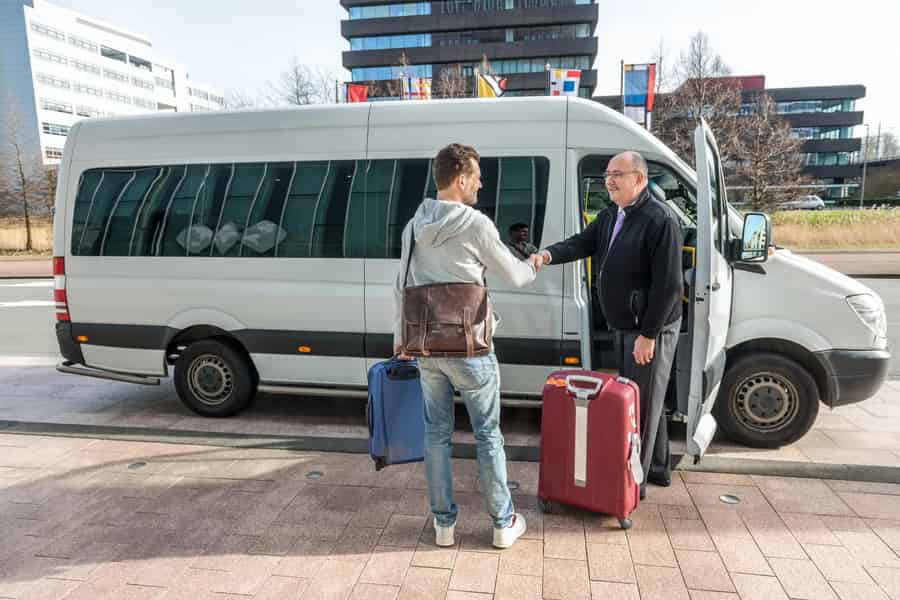 Privévervoer naar de luchthaven, de cruisemaatschappij en de stad.