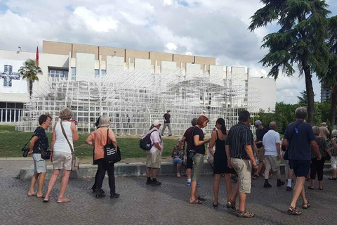 RUNDGANG DURCH TIRANARUNDGANG IN TIRANA