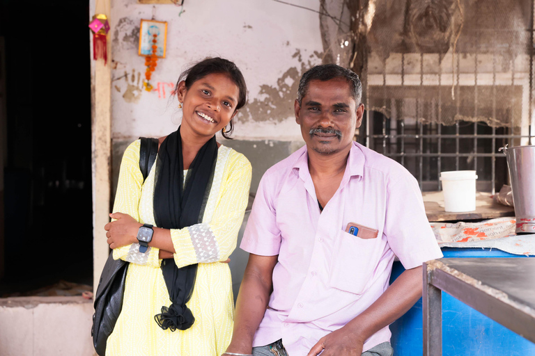 Mumbai: tour guidato a piedi dello slum di Dharavi con la prima guida femminileVisita a Dhobhi Ghat + viaggio in treno locale + tour dello slum di Dharavi