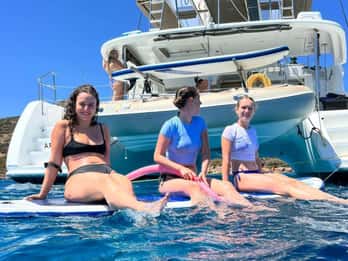 Athens: Catamaran Trip to Poseidon Temple with Meal & Drinks