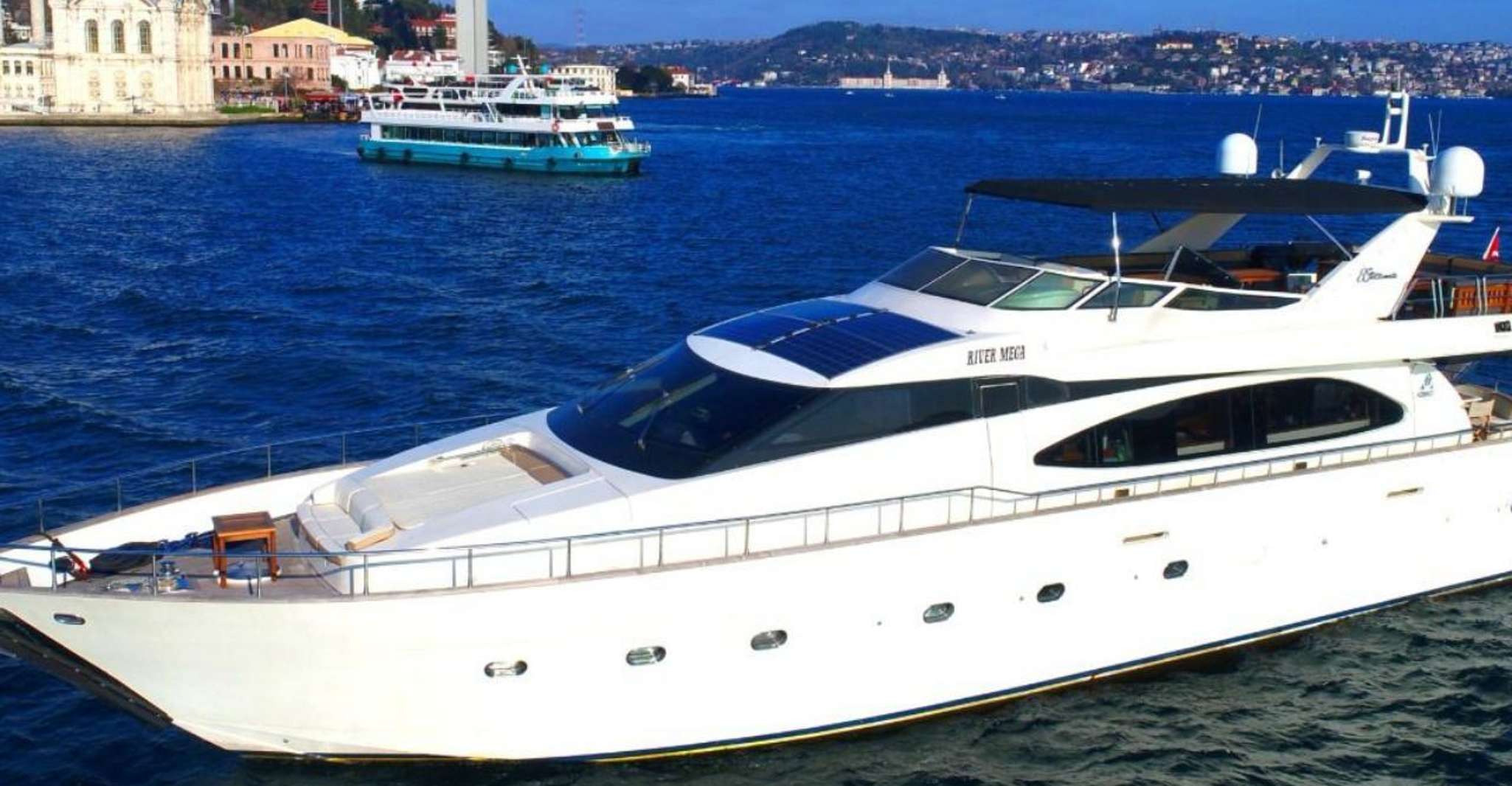 Istanbul: Bosphorus Sunset Cruise on Yacht with Live Guide