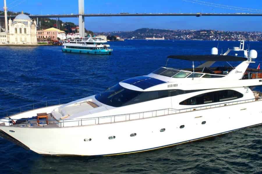 Istanbul: Bosporus-Sonnenuntergangs-Kreuzfahrt auf einer Yacht mit Live-Guide. Foto: GetYourGuide