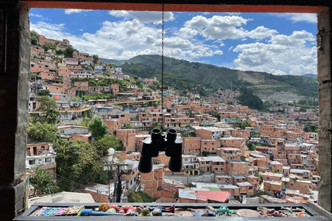 MEDELLÍN: COMUNA 13/GRAFFITI, CABLECAR & EXOTIC FRUIT MARKET