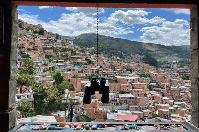 MEDELLÍN: COMUNA 13/GRAFFITI, CABLECAR & EXOTIC FRUIT MARKET