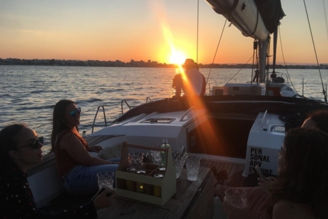 Valencia: Sonnenuntergangsfahrt auf einem Segelboot mit Getränken inklusiveValencia: Fahrt bei Sonnenuntergang mit einem Segelboot. Getränke inklusive.