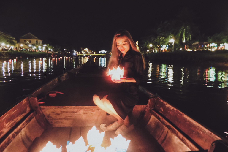 Hoi An: Passeio noturno de barco e lançamento de lanternas no rio Hoai