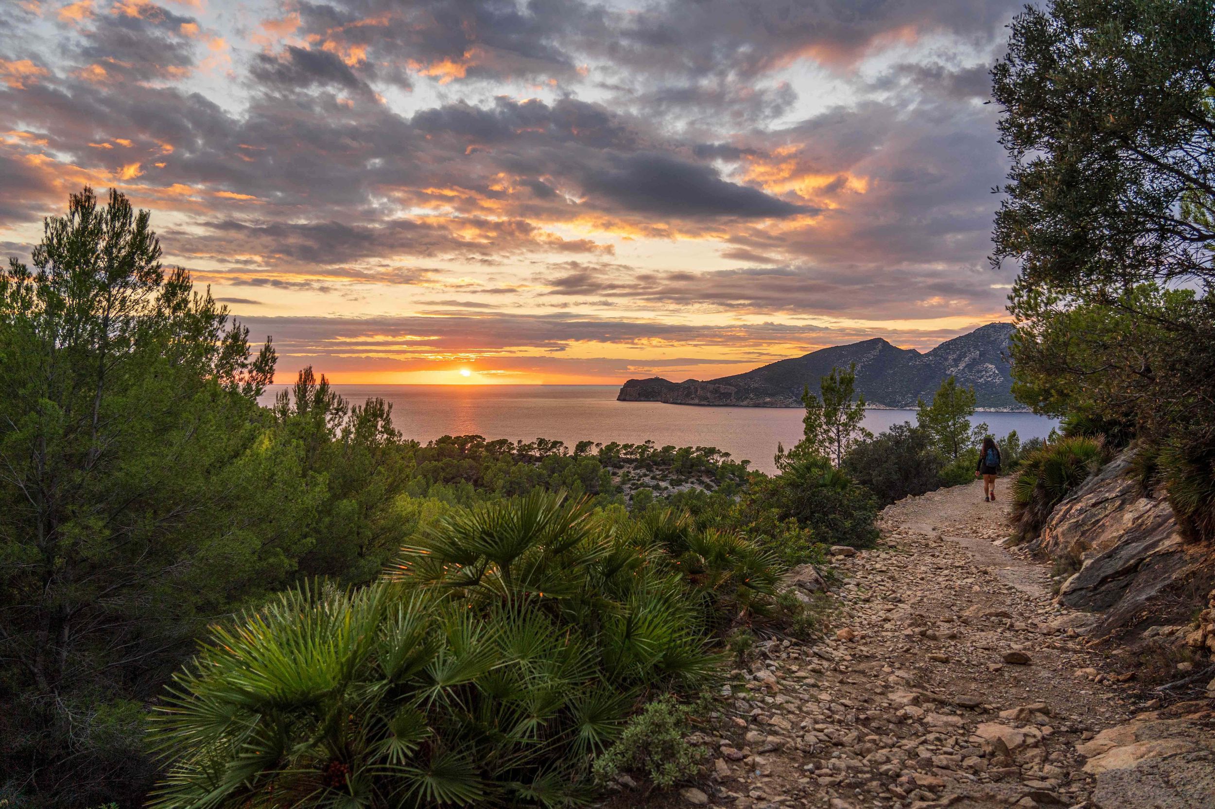 Sant Elm: SUP-Tour bei Sonnenuntergang mit Snack und Drink