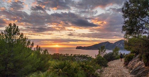 Sant Elm: SUP-Tour bei Sonnenuntergang mit Snack und Drink