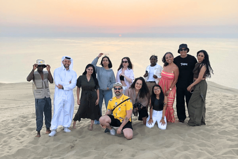 Qatar: Woestijnsafari met zonsondergang, kameeltocht en zandboardenTour delen