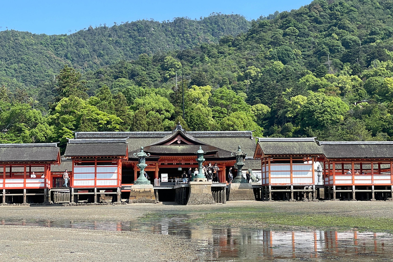 Hiroshima y Miyajima Satisfactorio Tour Privado de Gemas con Local 7h