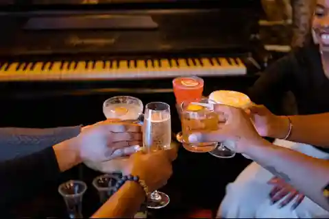 Solo reizigers Meetup:Een culturele wandeling, drankjes & gezelligheid