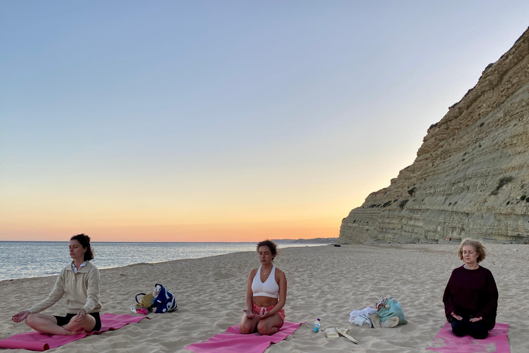 Yoga vid solnedgången på Lagos vackra strand av el Sol Lifestyle