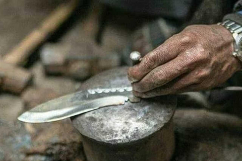 Atividade de fabricação de facas (khukuri) com um ferreiro