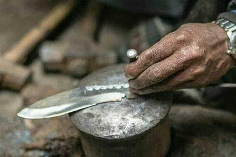 Attività di costruzione di coltelli (khukuri) con un fabbro